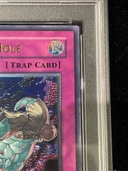 【PSA9】異次元の落とし穴 レリーフ 旧アジア版 アルティメットレア CRV-AE057 1枚 - Thumbnail 3