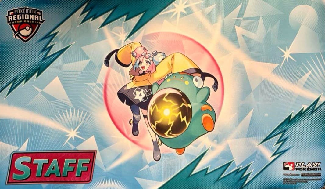 プレイマット『海外/ナンジャモ＆ハラバリー(STAFF/REGIONALロゴ)※』【サプライ】{-} - TCG